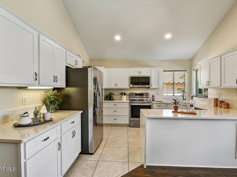 2928 E PONTIAC Drive photo 5