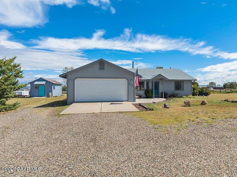 647 Johnson Ln photo 2