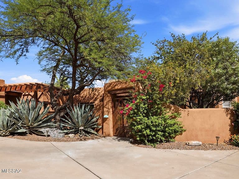 471 W Coyote Moon Pl photo 2