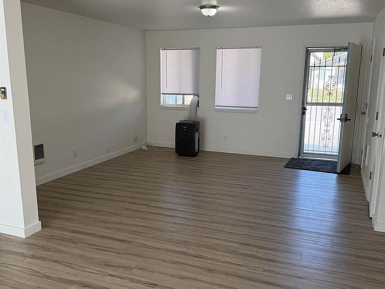 303 E Avenue J photo 2