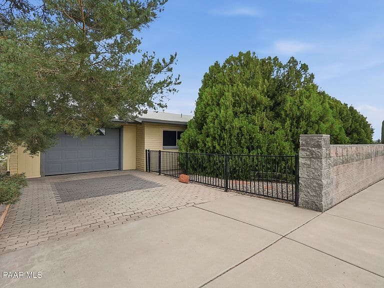 4014 N Navajo Dr photo 1