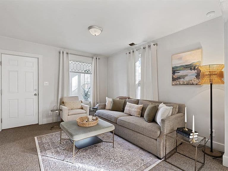 108 Custer Ave photo 4