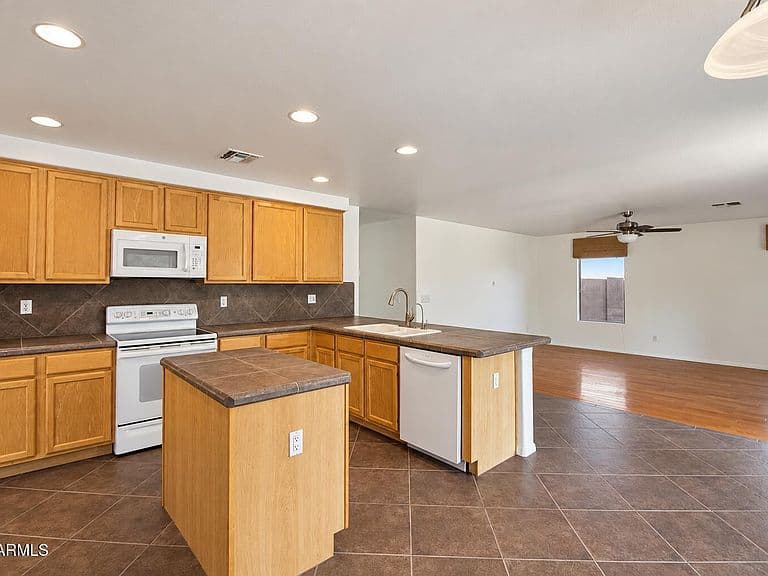 33251 N SYMER Drive photo 4