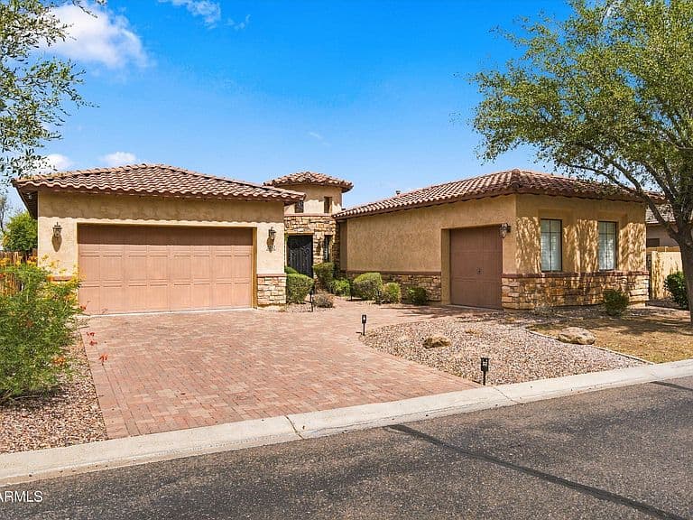 3212 E CONSTANCE Way photo 2