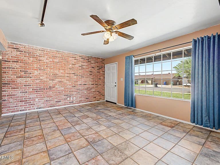 209 W IVYGLEN Street photo 4