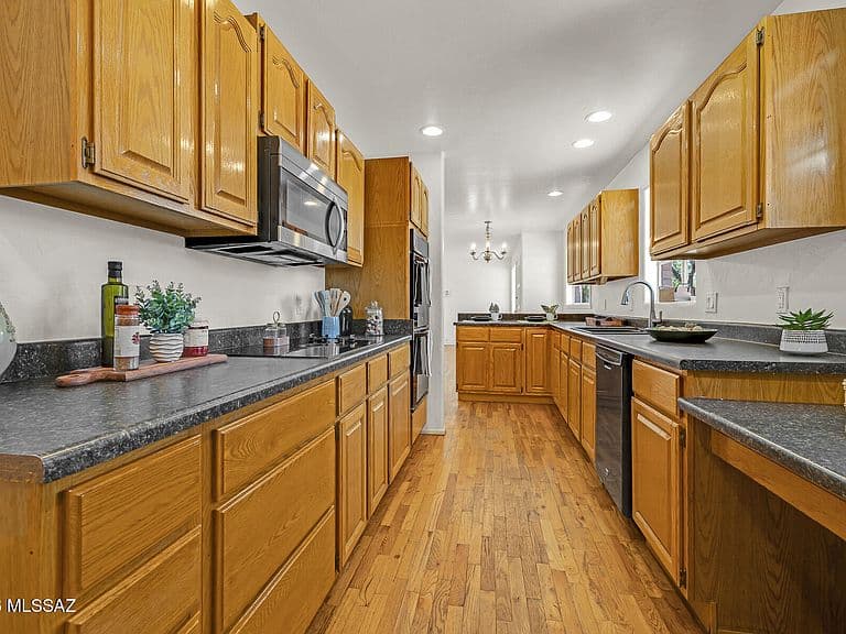 2758 N Warren Ave photo 1