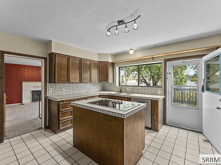 4011 E 49 S photo 5