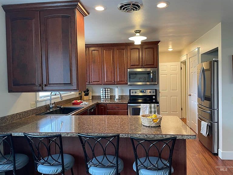 2616 Burton Ave photo 4