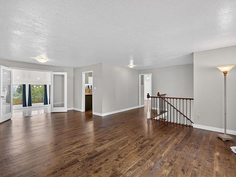 125 Stanford Ave photo 3