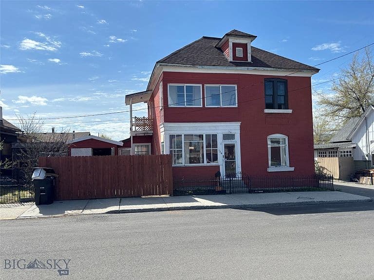 126 1st St photo 1