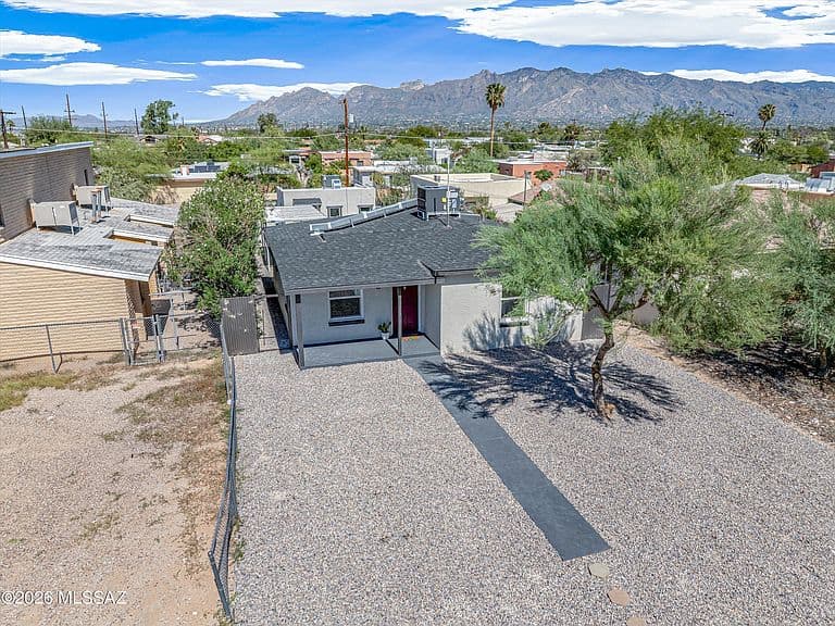 1017 E Waverly St photo 2