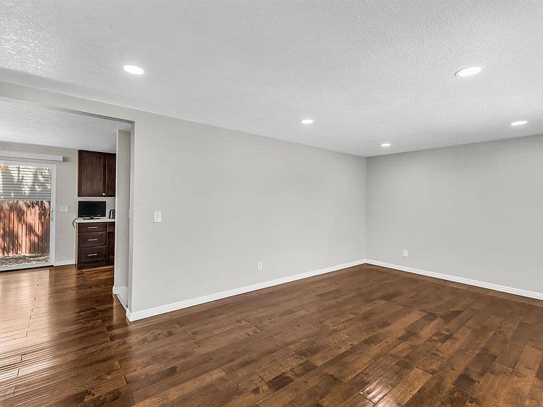 1009 Continental St photo 4