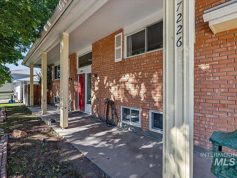 7226 W Cedarwood Dr photo 3