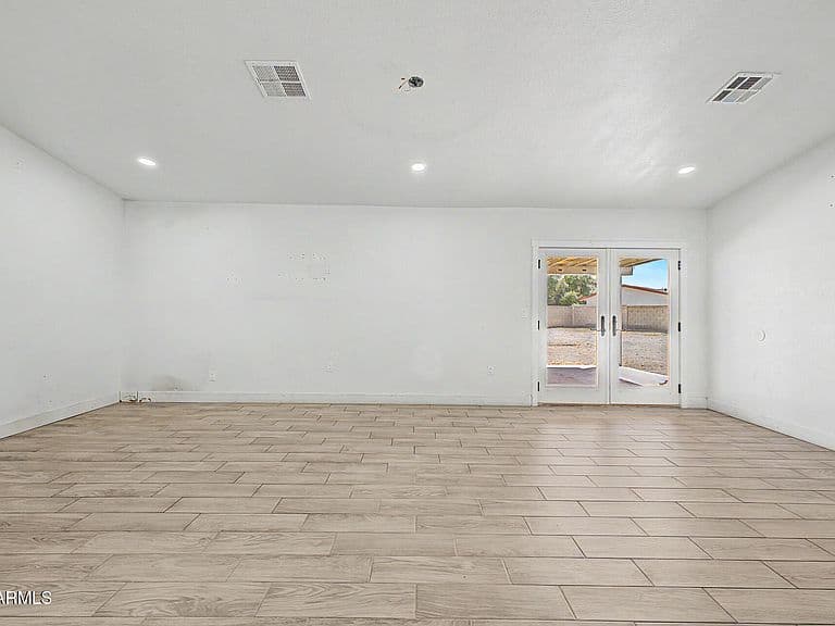 6117 W MORELAND Street photo 4
