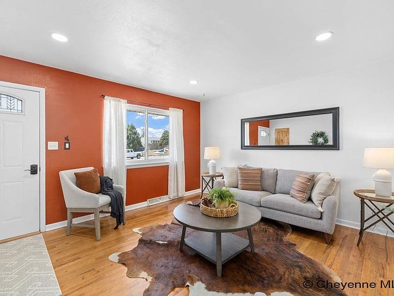 805 Stevens Dr photo 2