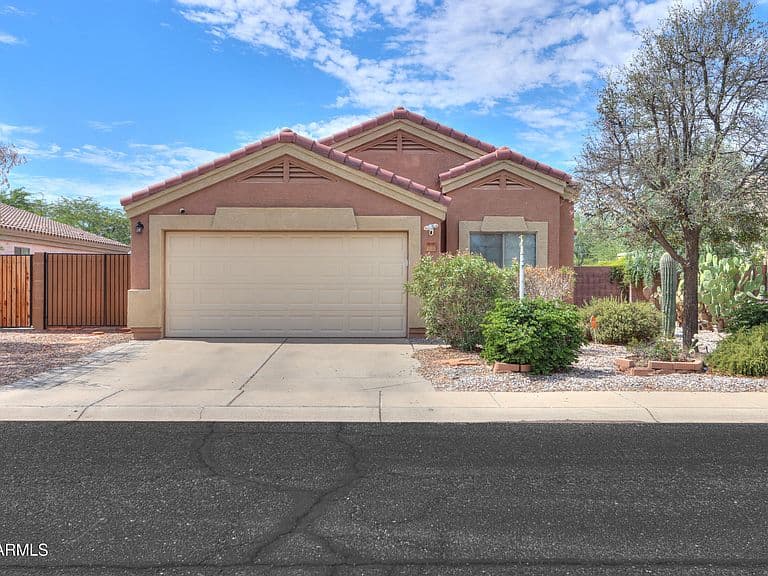 1641 E CARDINAL Drive photo 1
