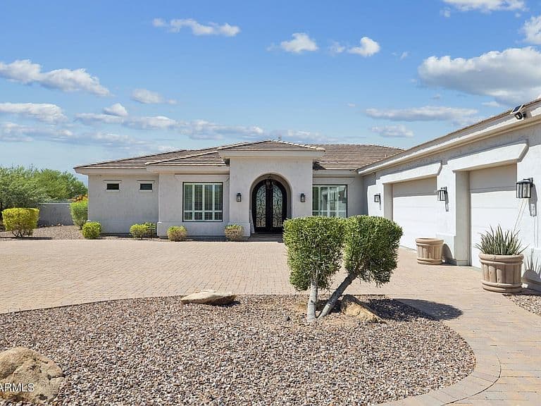 5847 E Quail Track Drive photo 1