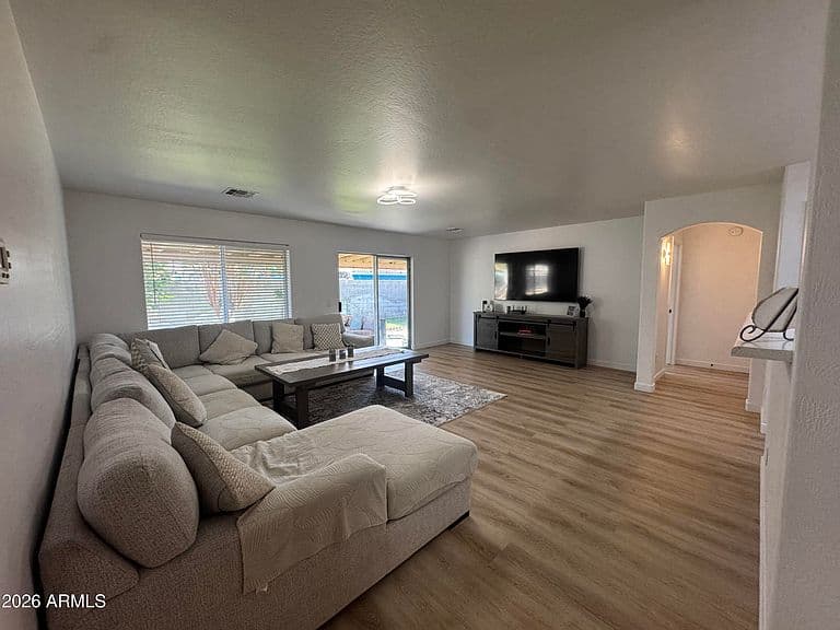 2739 E BEVERLY Lane photo 3
