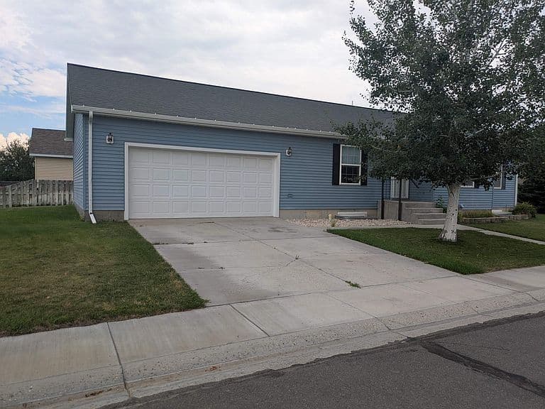 691 Oakwood Dr photo 2