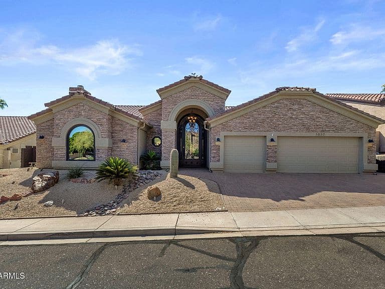1837 E MARILYN Road photo 1