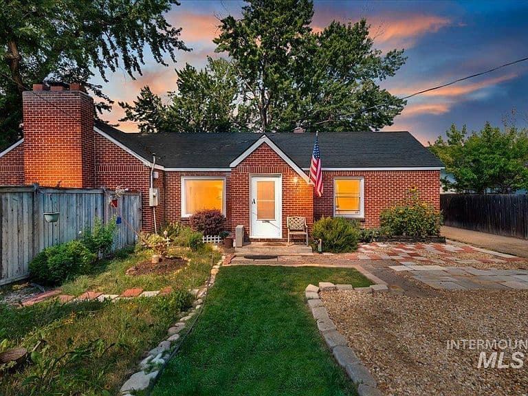 1341 N Mitchell St photo 1