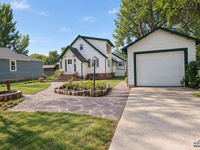 1919 Evergreen Dr photo 1