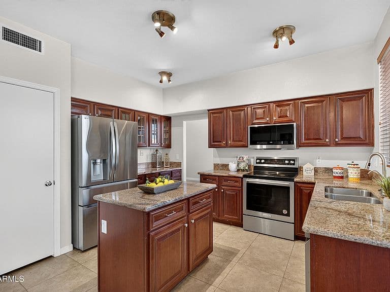 1100 W GLENMERE Drive photo 4