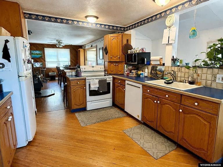2211 S Richard St photo 5