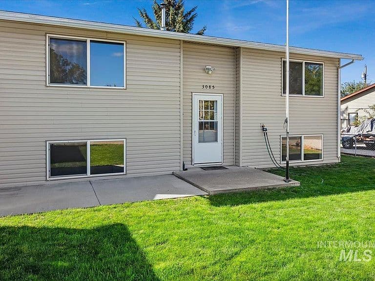 3085 Dickson Ave photo 4