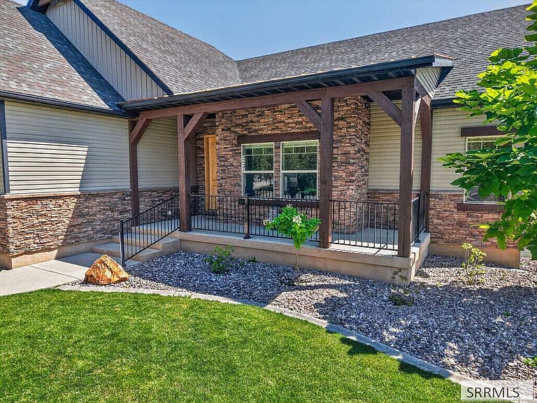 1408 Stoneridge Dr photo 3