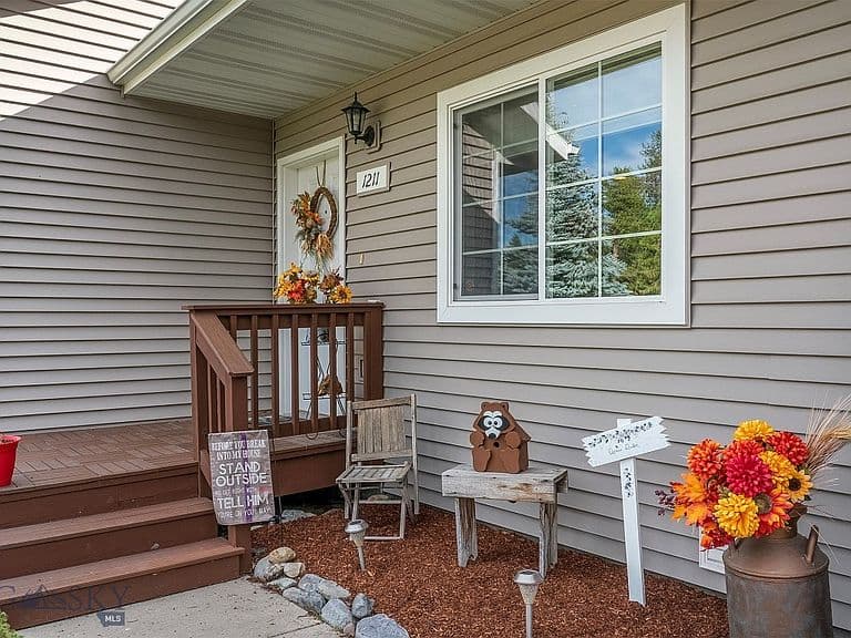 1211 Homesteaders Way photo 4