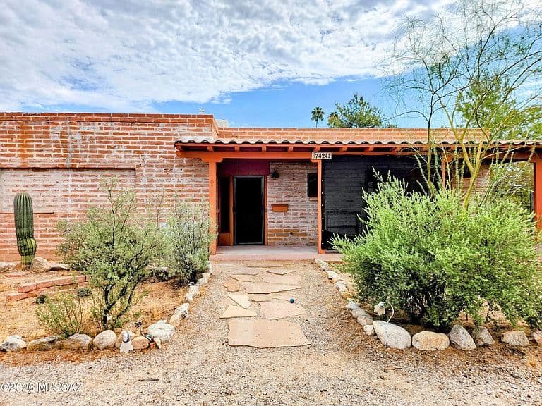 7424 N La Canada Dr photo 1