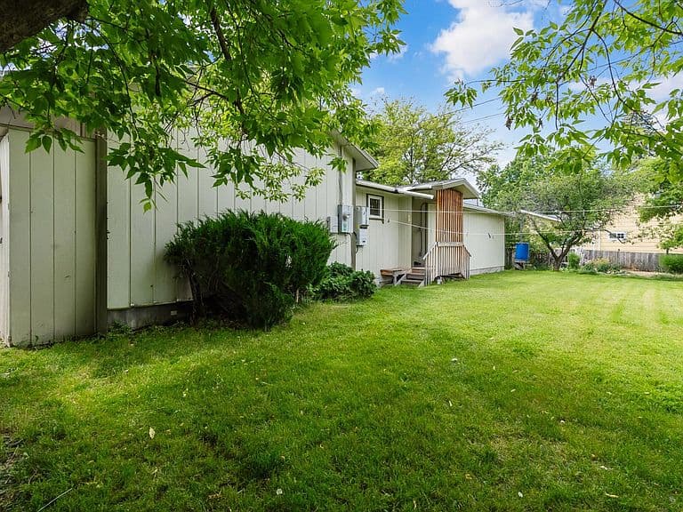 102 Geneva Ave photo 4