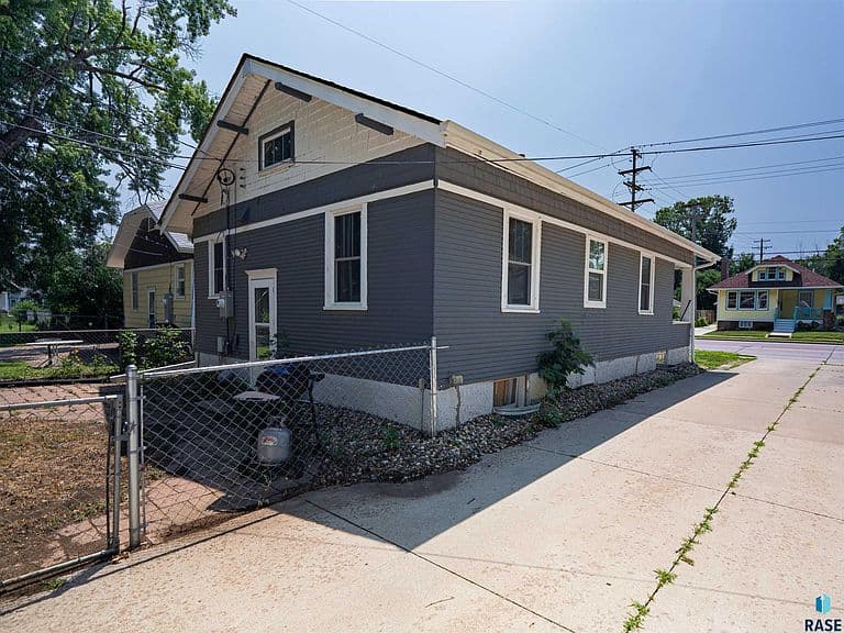 816 W 22nd St photo 3