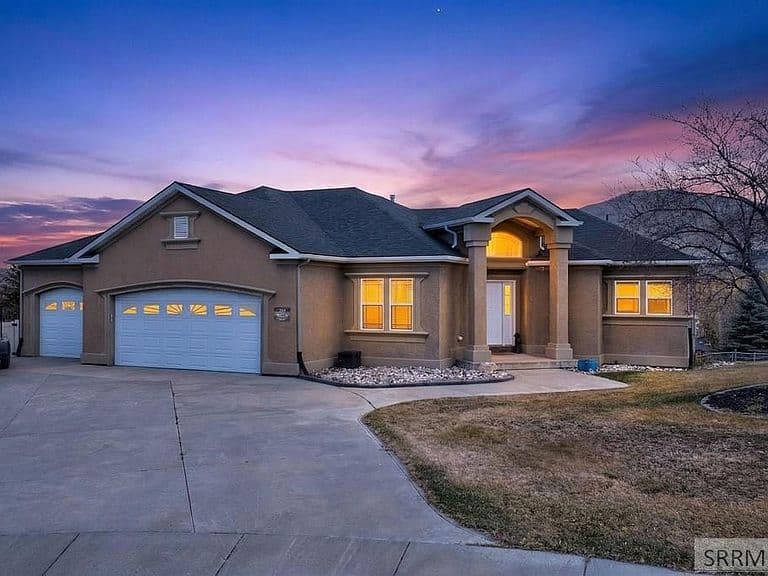 788 Creekside Cir photo 2