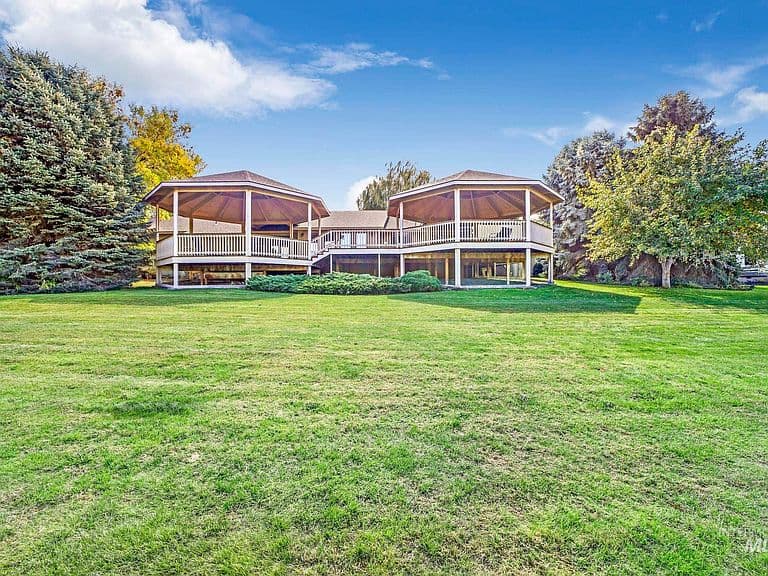 132 Country Club Dr photo 3