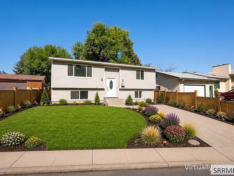 975 Blaine Ave photo 3