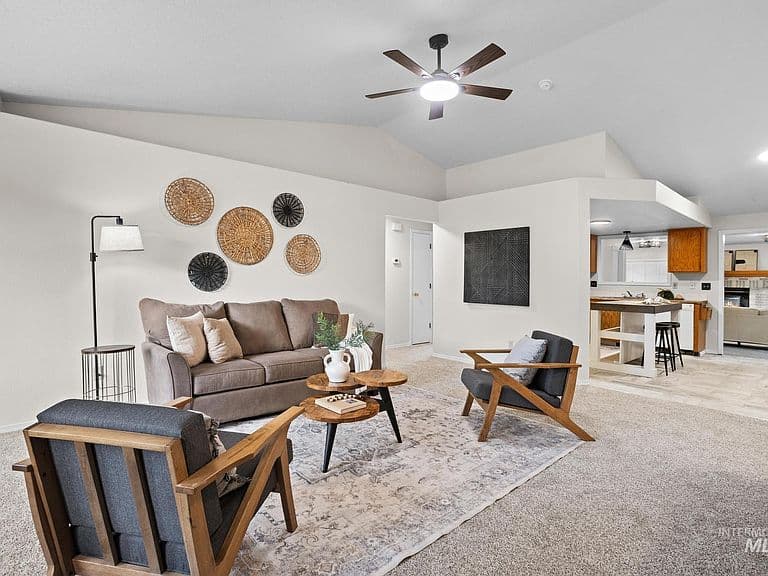 1535 E Oakridge Dr photo 3