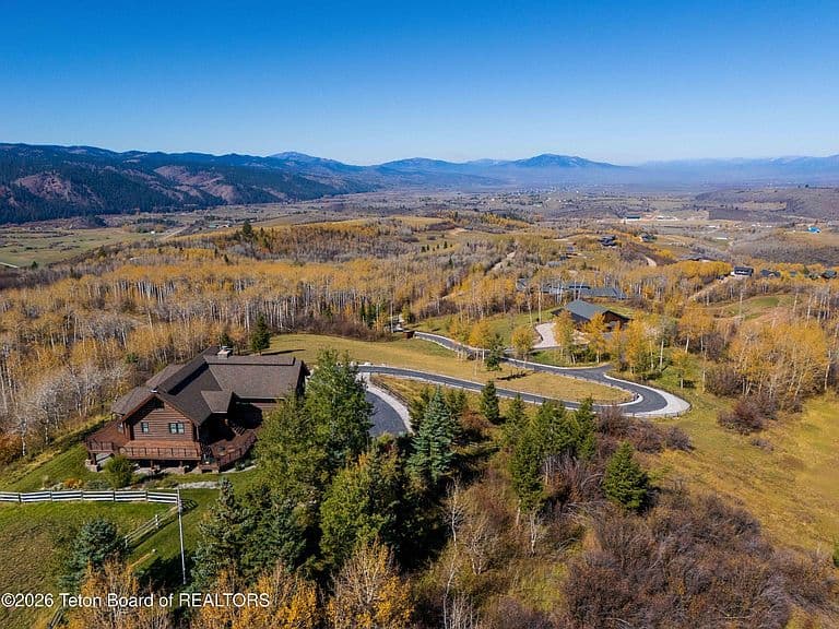 785 Strawberry Hills Dr photo 3