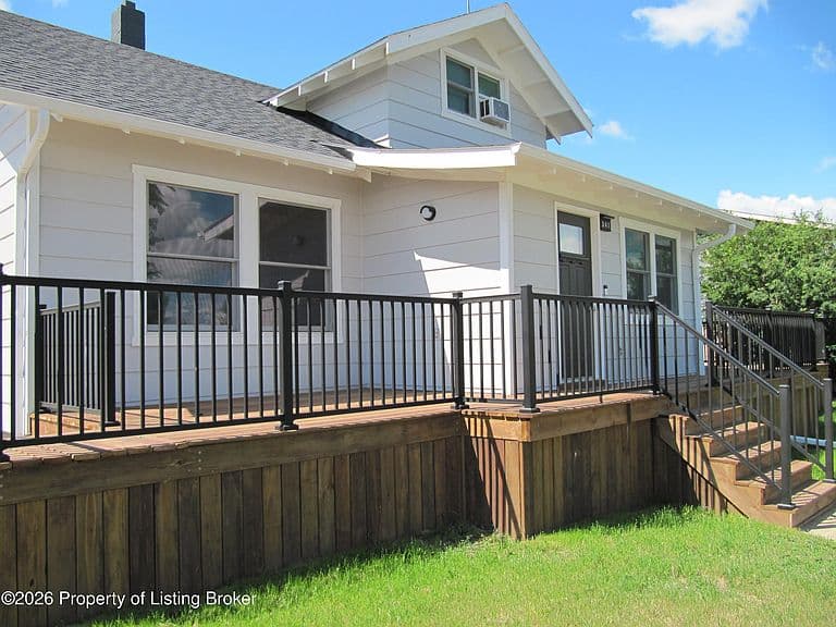 341 2nd St SE photo 1
