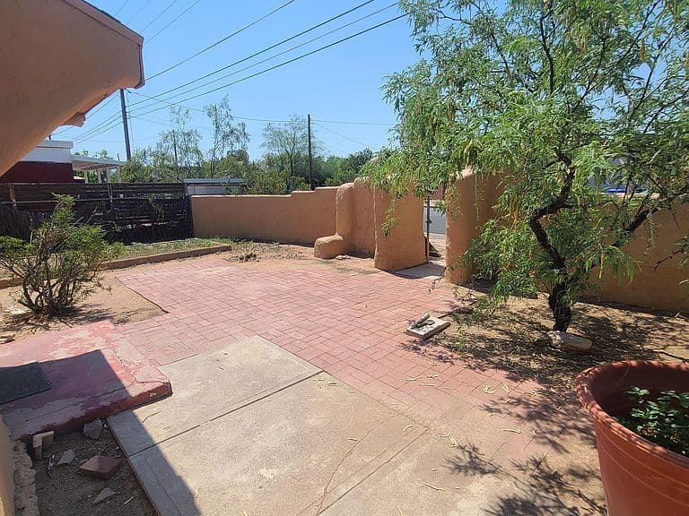 319 E Jacinto St photo 4