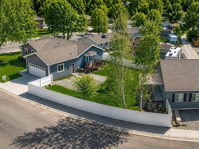 2290 Gregg Ave photo 3