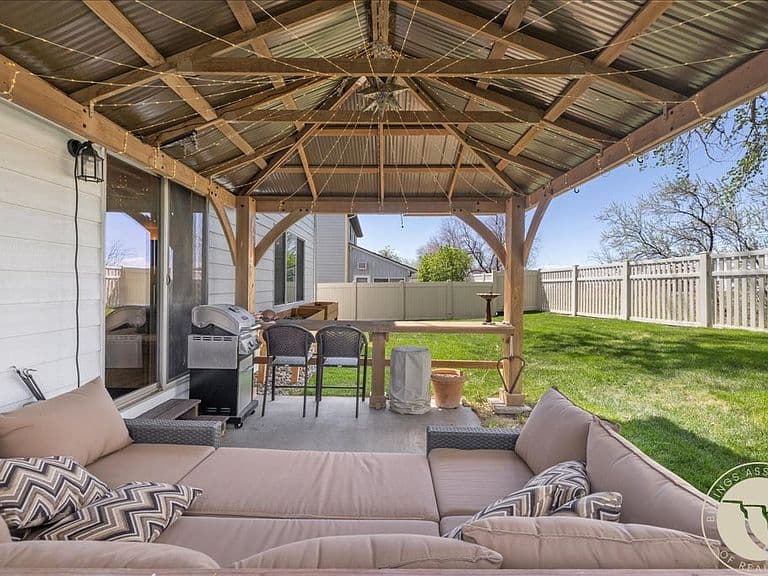 1316 Blackberry Way photo 3