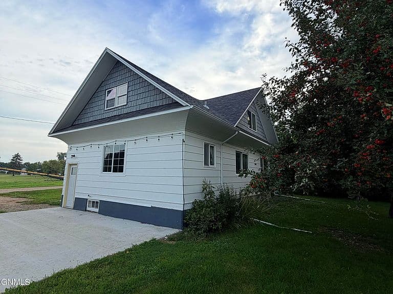 105 Ruth St S photo 4