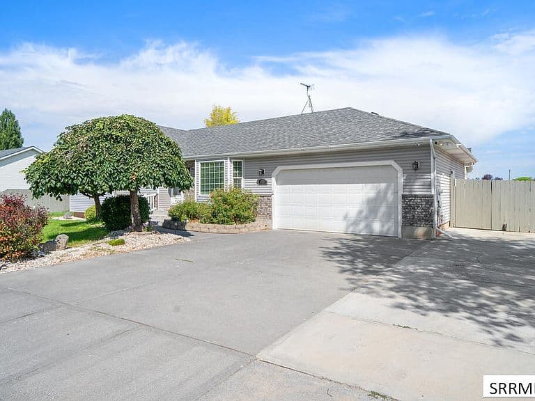4225 E Birchwood Cir photo 2