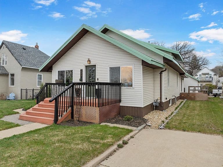 421 2nd St NE photo 3