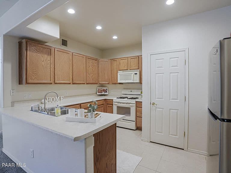 1132 Hughes St photo 5