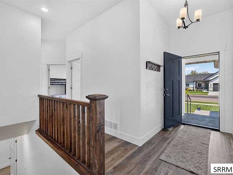 1561 Petersburg Dr photo 3