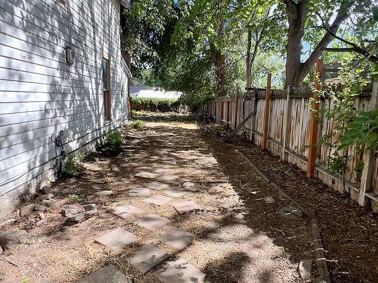 405 E Avenue B photo 2