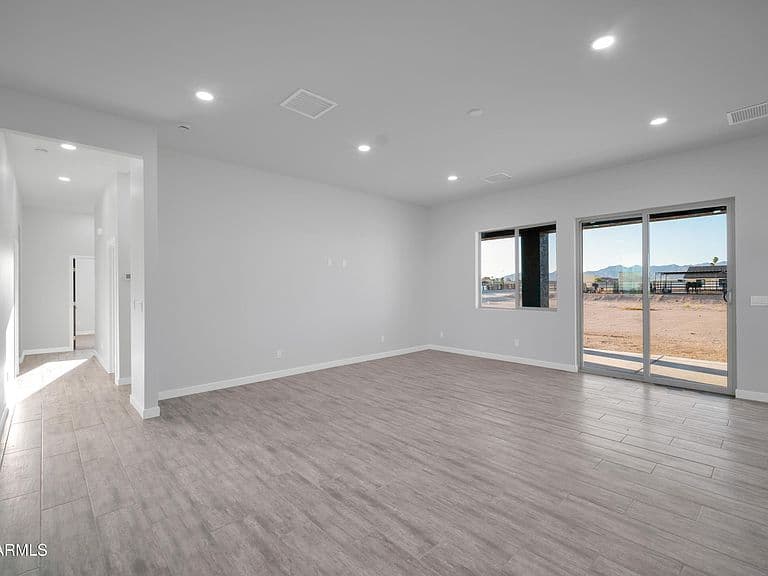 22548 W HUNTINGTON Drive photo 4
